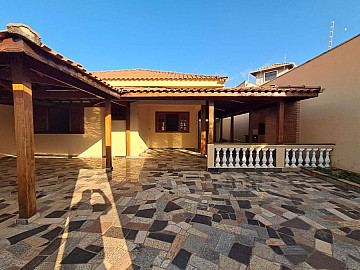 CASA 3 DORM SENDO UM SU�TE E KITNET -JD MONTEZUMA